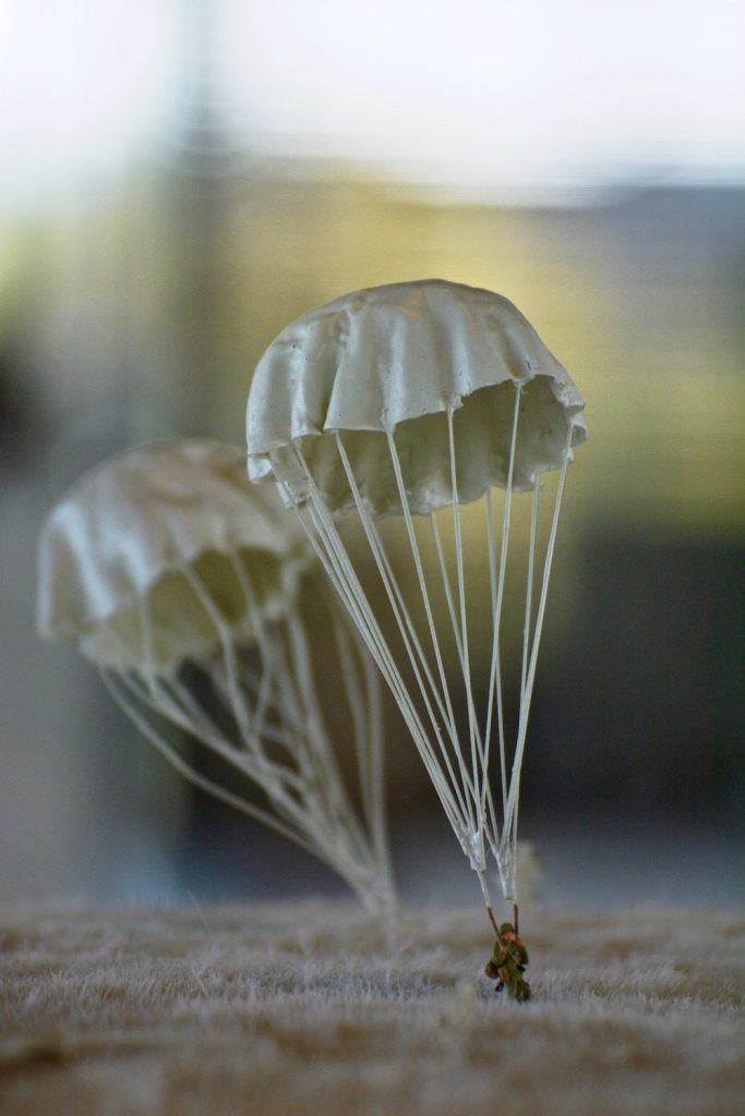 parachutes, maquette WOII, Stillleven tentoonstelling, project Rocco Verdult, Noord Brabant, Brabant Remembers, Nederland