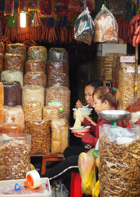 Cholon markt Saigon Binh Tay market Ho Chi Minh City Vietnamese girls eating