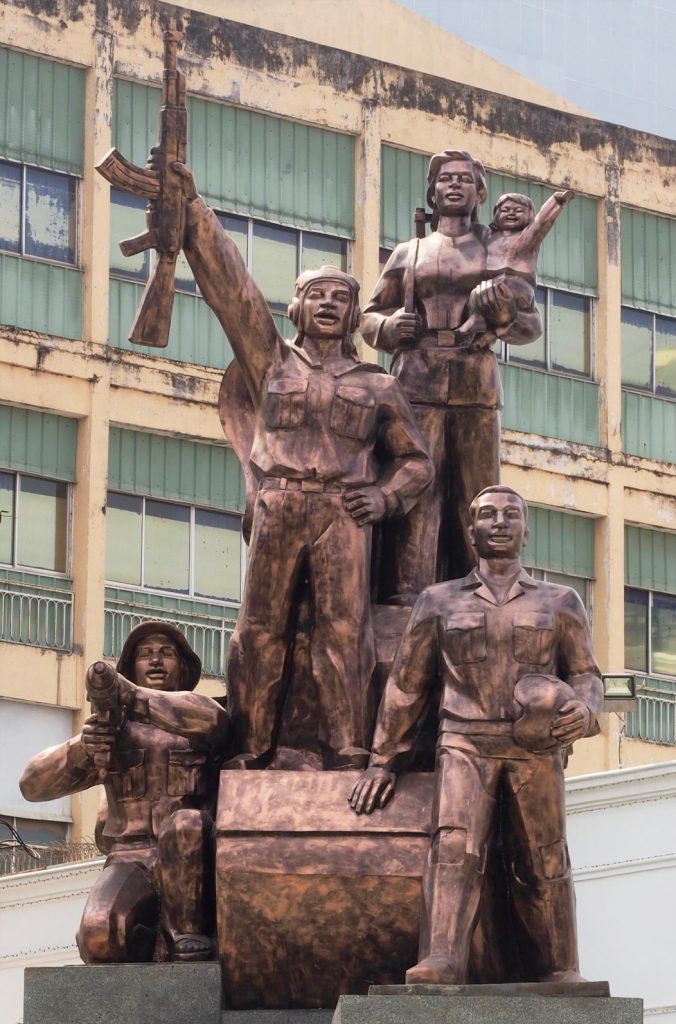 Beeld statue heroic scene heroïsche scene Vietnamwar vietnamoorlog oorlogsmuseum Saigon Ho Chi Minh City Vietnam