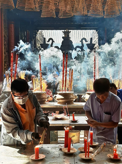 Thien Hau tempel Saigon devotion inscence wierrookstokjes boeddhisme