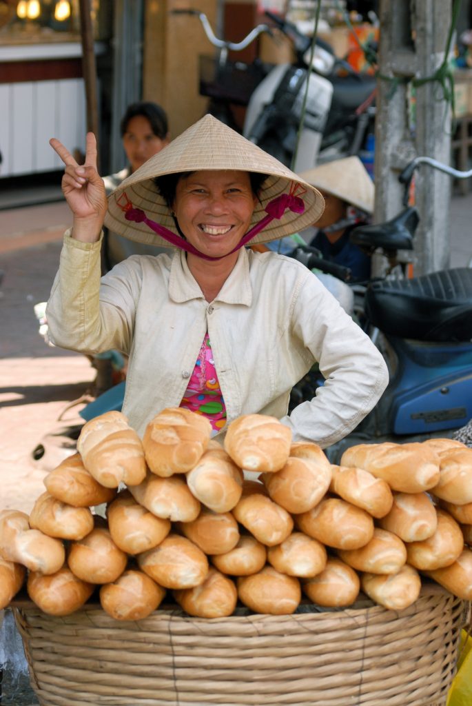 street vendor baguettes Frans brood Vietnamese dame Saigon