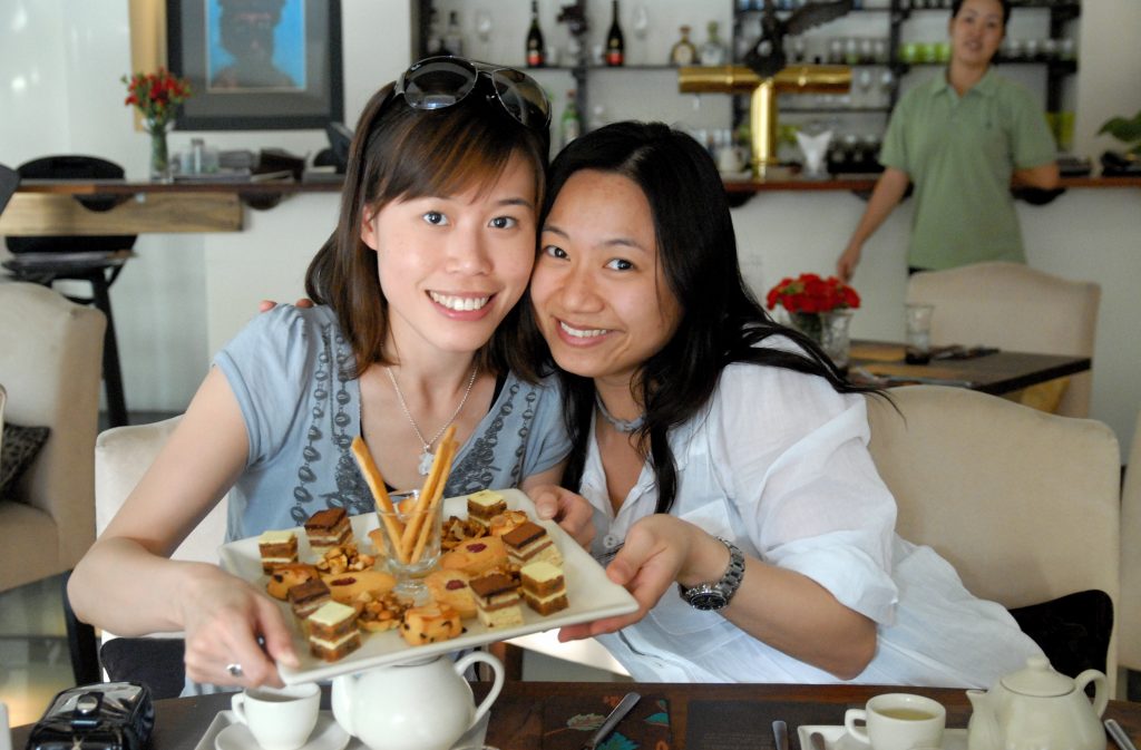 Vietnamese girls Vietnamese meisjes trendy tearoom eating delicious pastriess