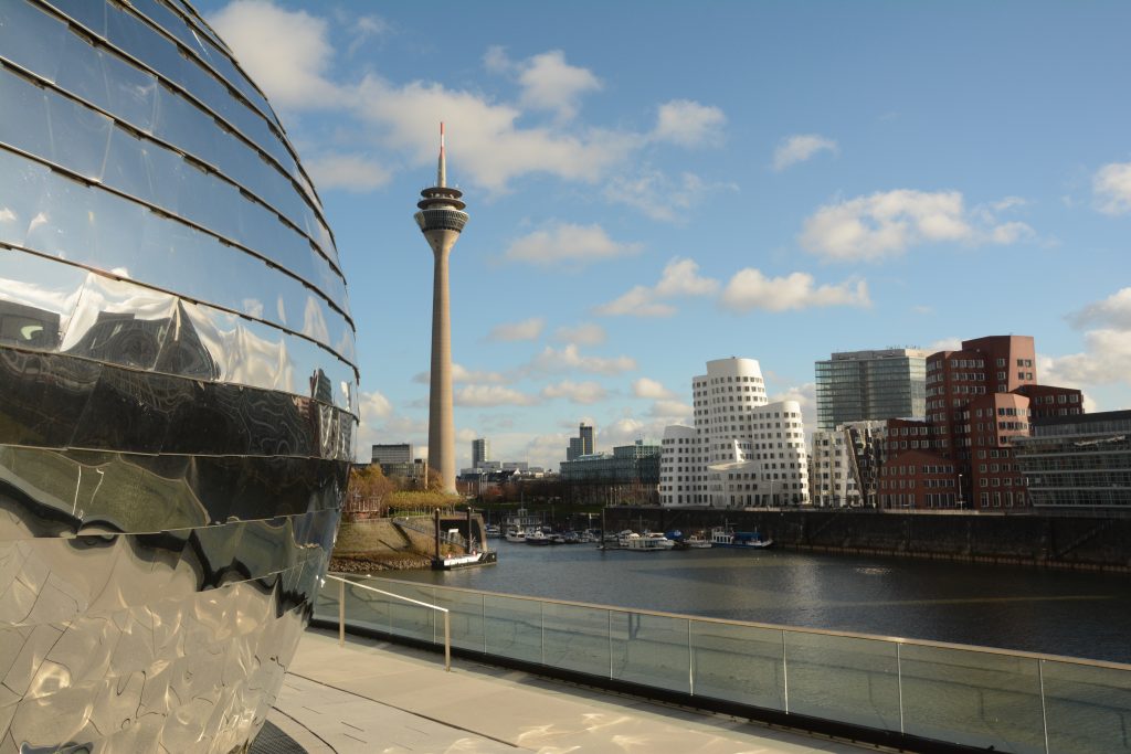 Duitsland, Düsseldorf, MedienHafen, Moderne architectuur