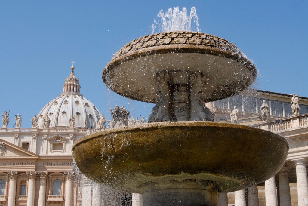 Fontein, fountain, St.Pietersplein, St. Peter's square, Italy, Italië, Vaticaanstad, 17de eeuw, Bernini