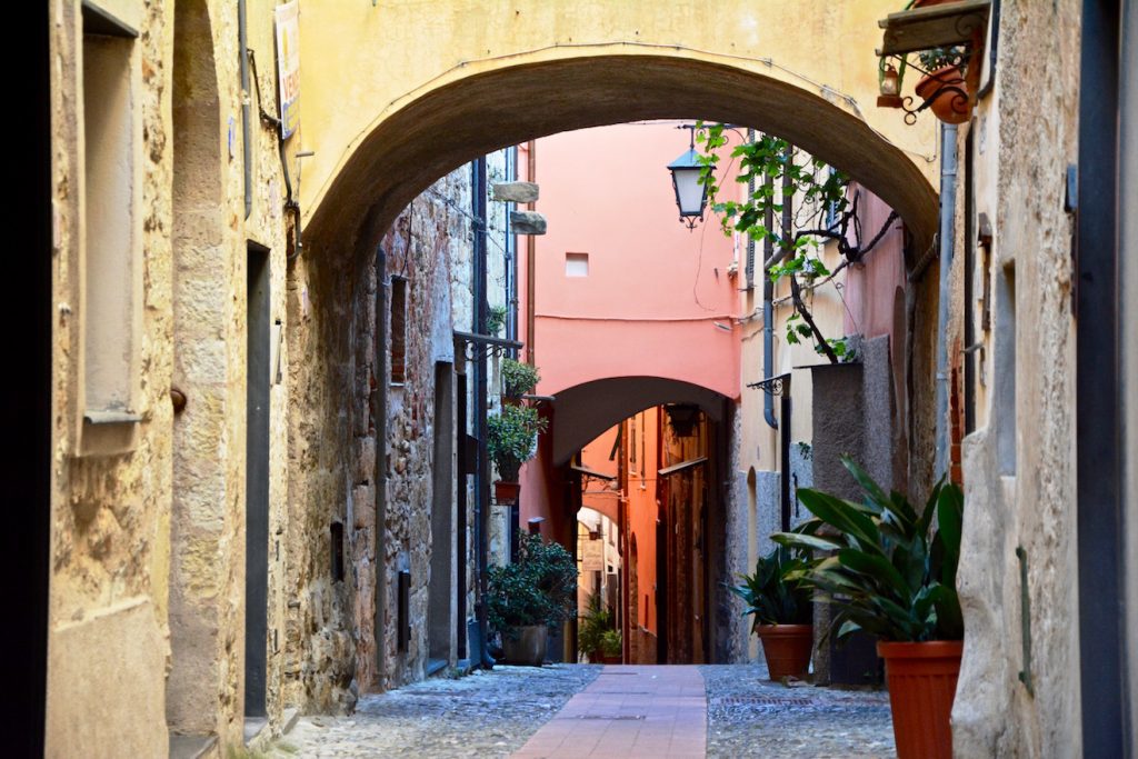 Straatje in Genua, kleurrijk Italië, poorten