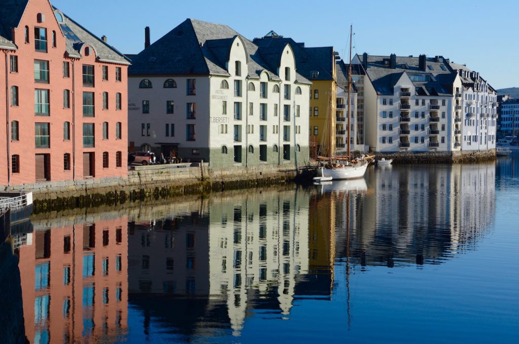 Ålesundet, zeestraat, de stad Ålesund, lofts, pakhuizen, reflecties, bootje, 7 eilanden, roadtrip, Noorwegen