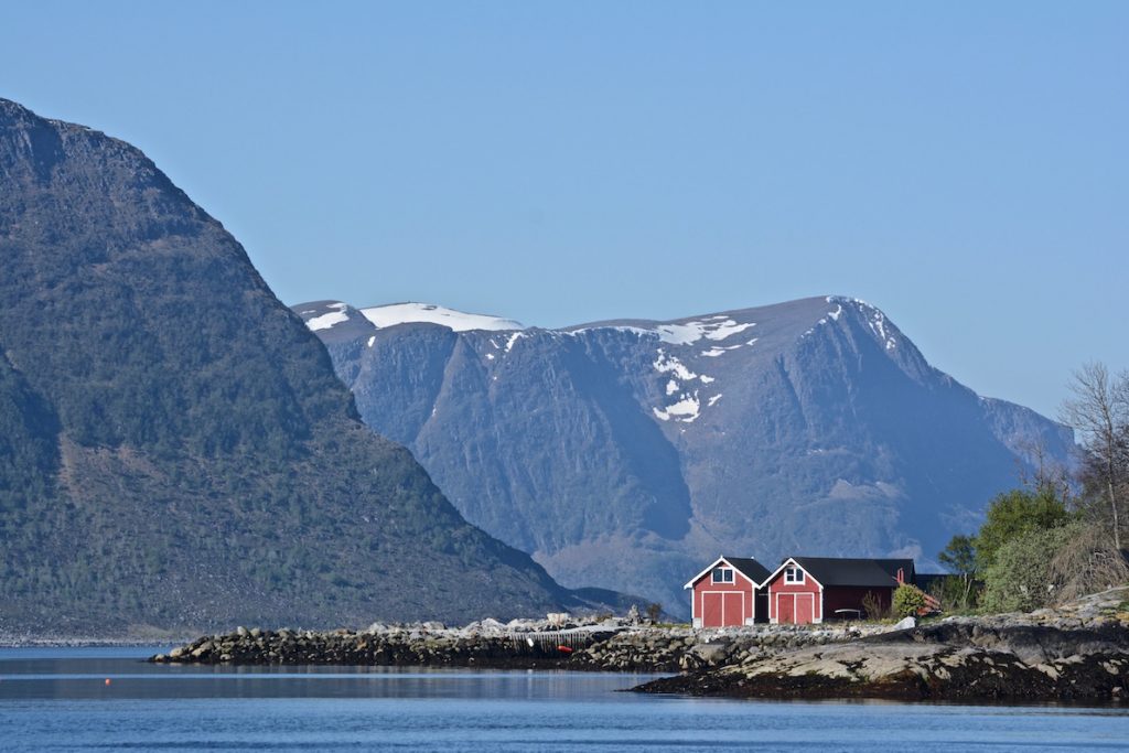 fjord, fjordengebied, Noorwegen, baai rond Alesund, rode houten huisjes, prachtige natuur