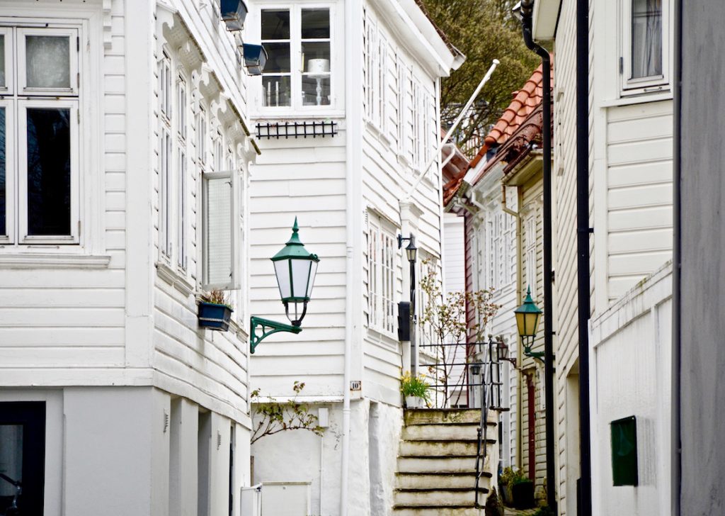 Witte houten huizen, Bergen, Noorwegen, historische centrum, gezellig straatje, hoofdstad Noorwegen