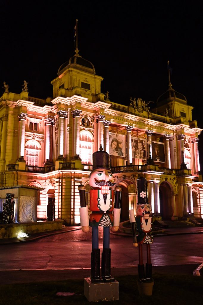 Traditionele notenkrakers, opera, Zagreb, avond Zagreb, kerstmarkt, kerstsfeer, Kroatië