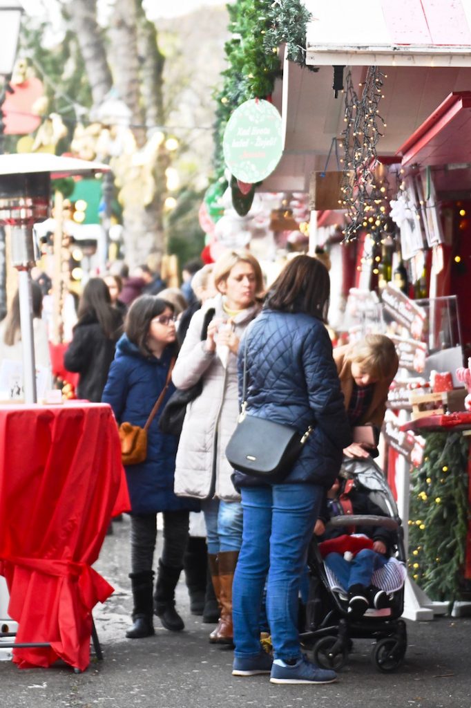 kerstmarkt, bovenstad Zagreb, Gornji Grad, kerstkramen, kerstlichtjes, Kroatië