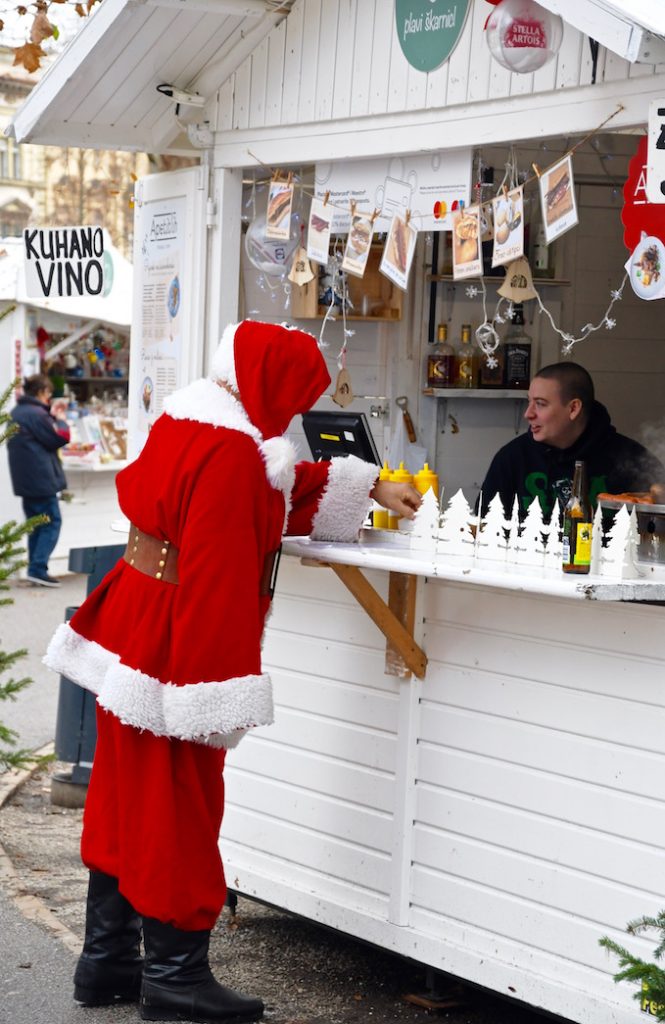 Kerstman, kersstandje, kerstmarkt, Zagreb, Kroatië