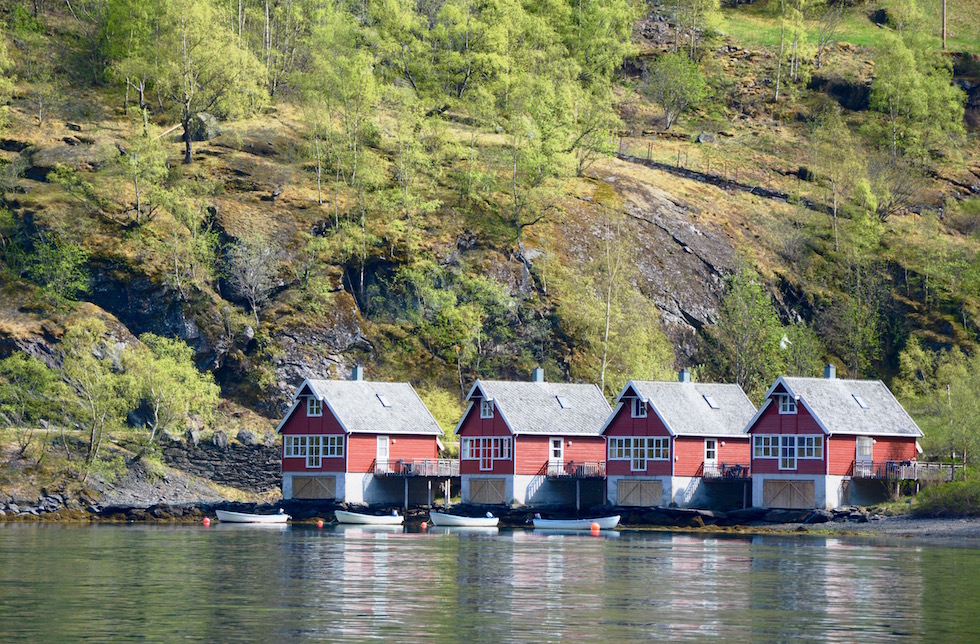 Typische houten huizen, fjord, bootjes, meer, water, bergen, Noorwegen