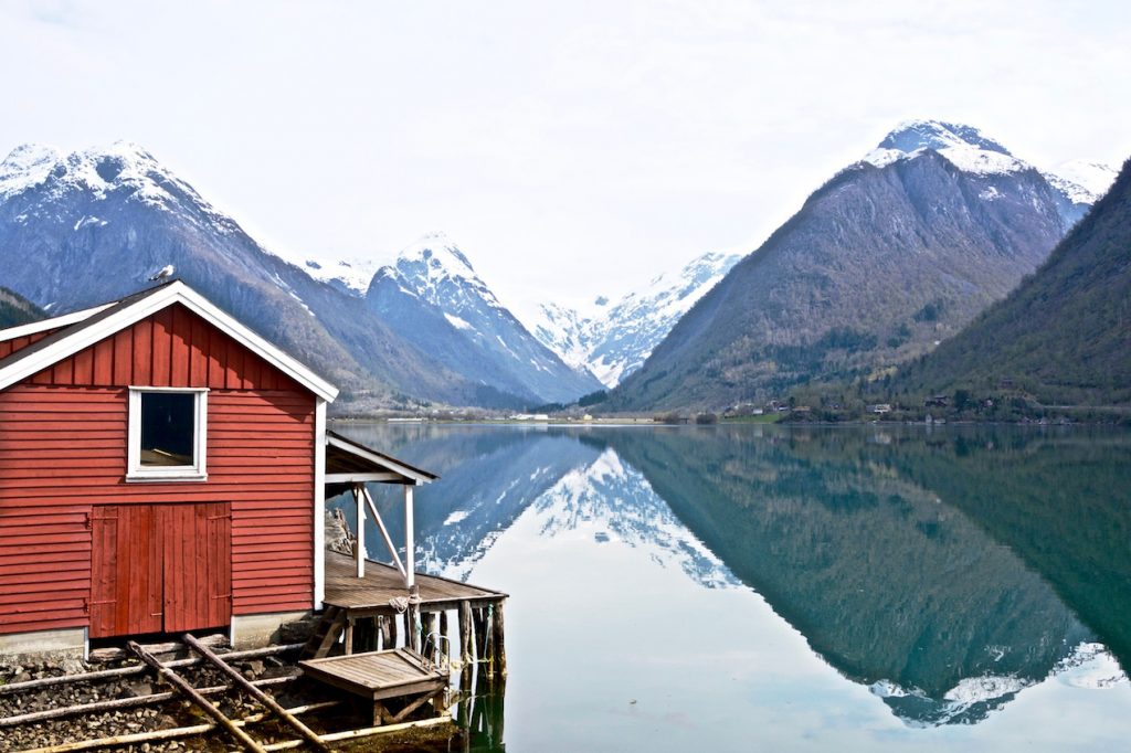 Rood houten huisje, Booktown, Fjærlandfjord, weerkaatsing, bergen, besneeuwde pieken, fjord, Noorwegen