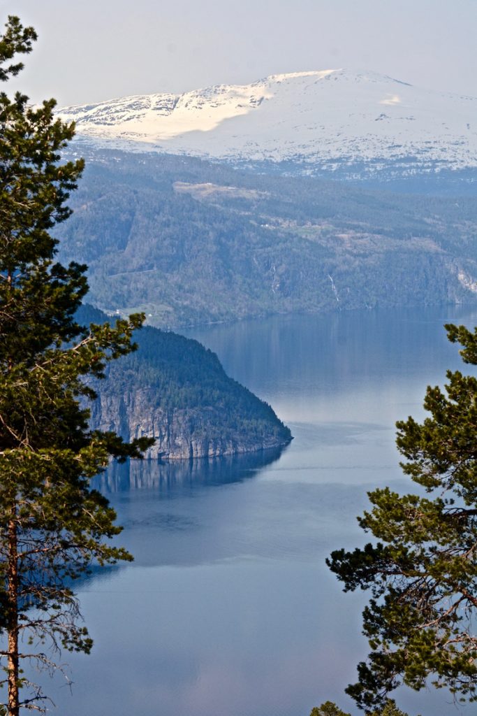 Geiranger fjord, bergen, kliffen, besneeuwde bergpieken, mooi uitzicht, prachtige natuur, Noorwegen