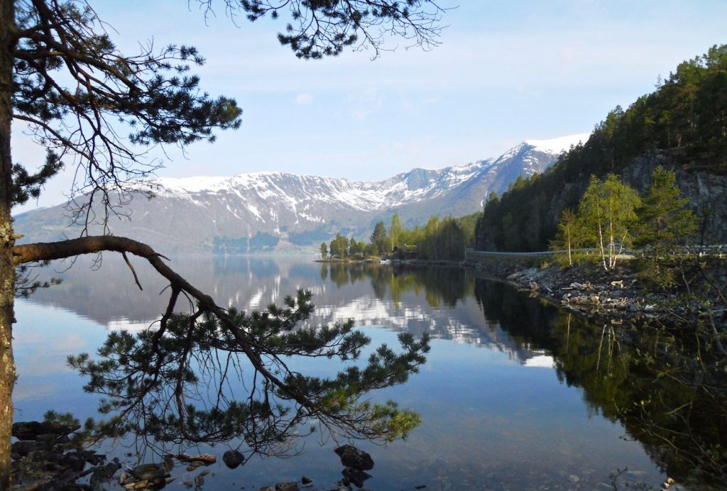 Fjord, onderweg, roadtrip, Noorwegen, besneeuwde bergen, reflectie in water