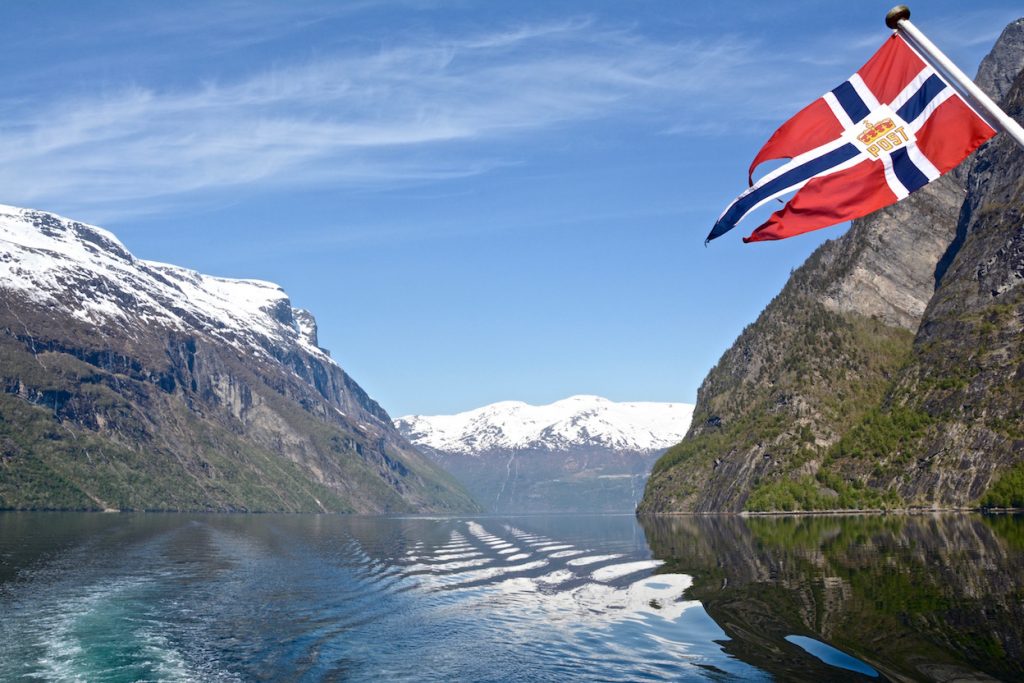 Geiranger fjord, Noorse vlag, ferry, fjord, bergen, kliffen, reflecties, Unesco Werelderfgoed, Noorwegen