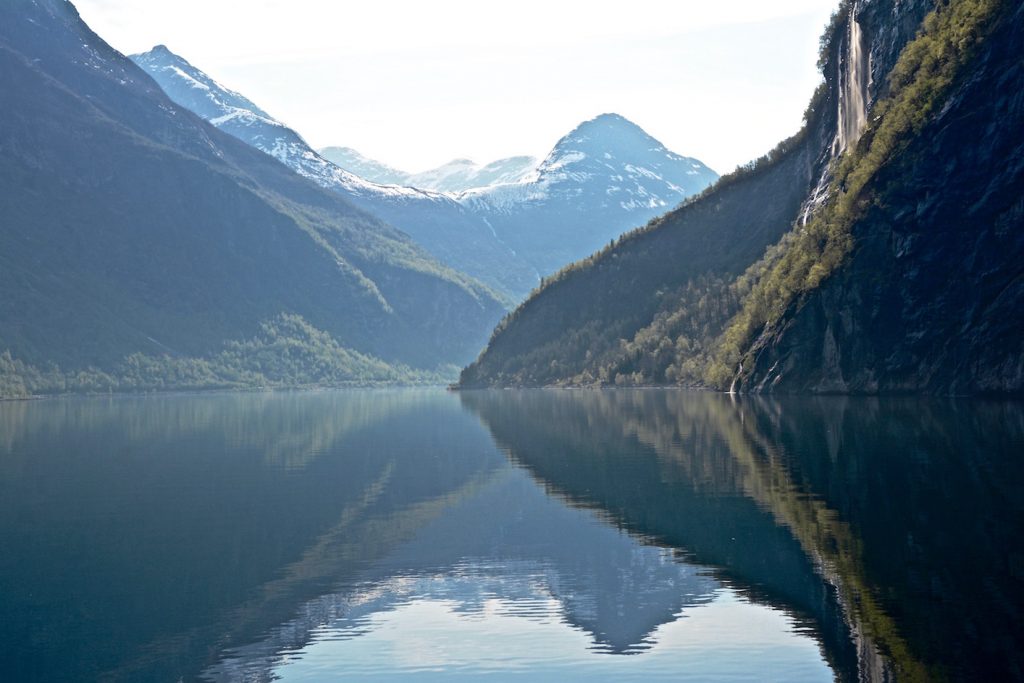 Geiranger Fjord, reflecties, bergen, kliffen, prachtige natuur