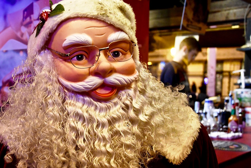 Kerstman aan foodtruck op de kerstmarkt in Zagreb in de benedenstad