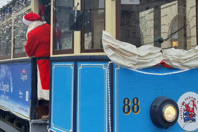 kerstman als tramconducteur, blauwe tram, kerstman, kerstmarkt, Zagreb, Kroatië