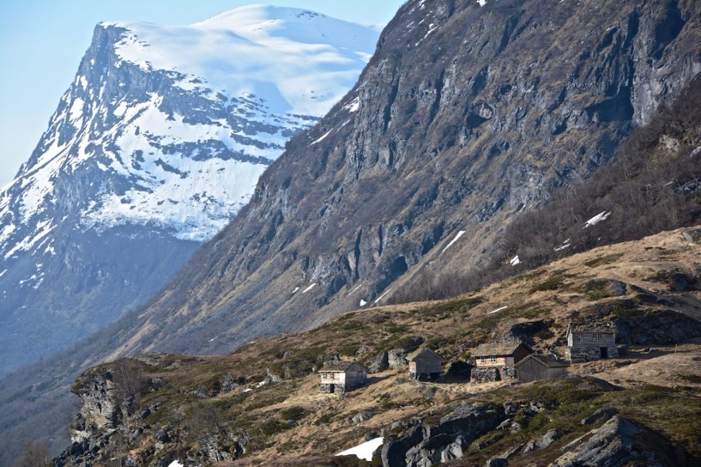 Hike, Geiranger fjord, sporadische houten huisjes, hoge bergen, besneeuwde pieken, Steiel bergwanden, kliffen, Noorwegen