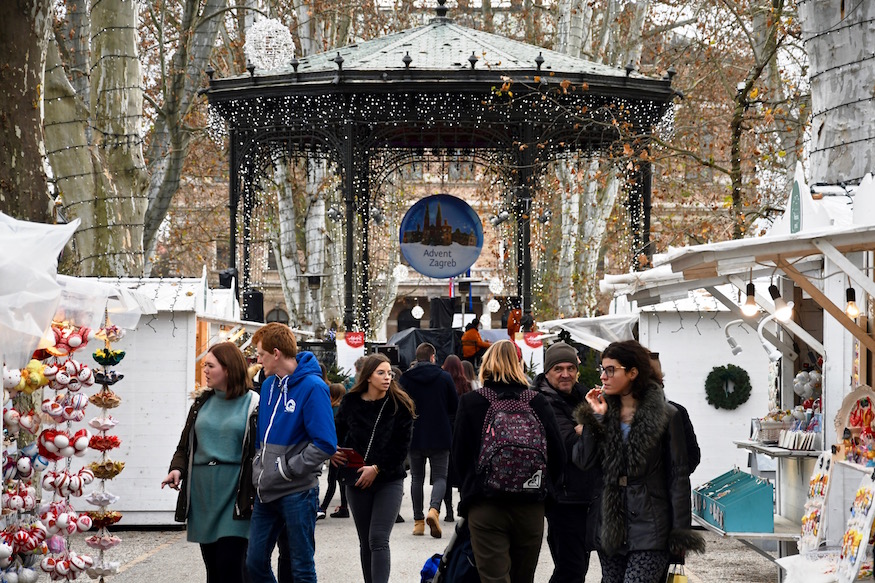 Park Zrinjerac, kiosk, witte kraampjes, kerstlichtjes, kerstmarkt, Zagreb