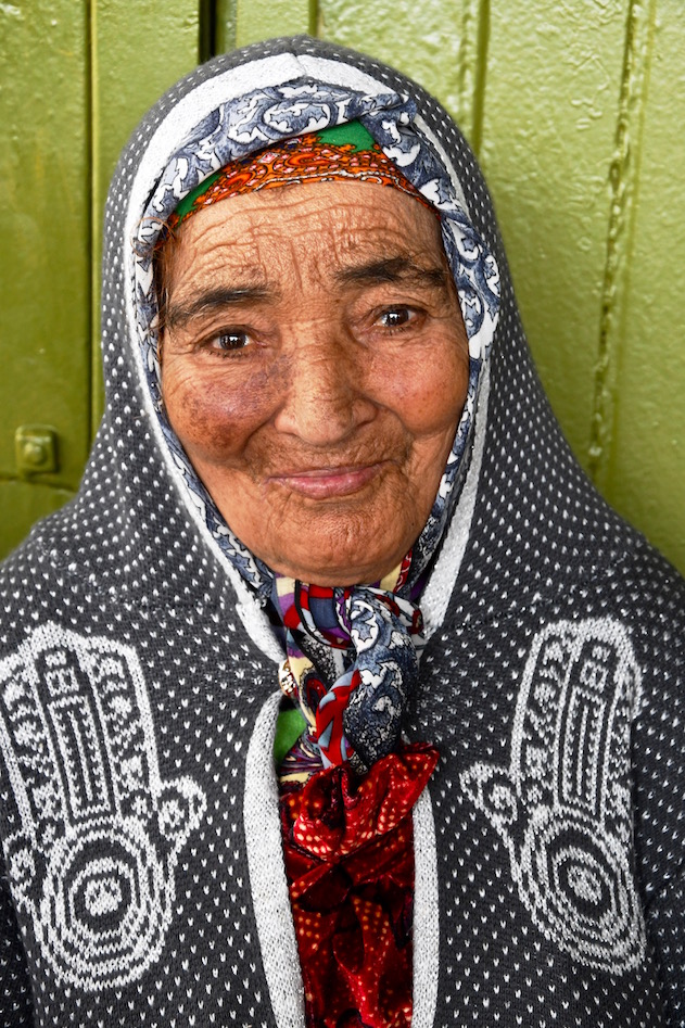 oude dame, traditionele klederdracht, Tebourba, dorpsvrouw, noord Tunesië