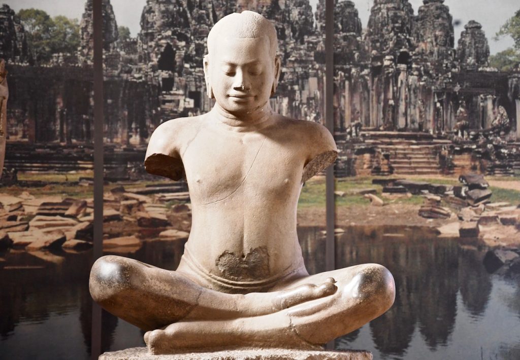 Mediterende Khmerkoning, Jayavarman VII, Khmerkunst, Nationaal Museum, Phnom Penh, standbeelden, Angkor Wat achtergrond