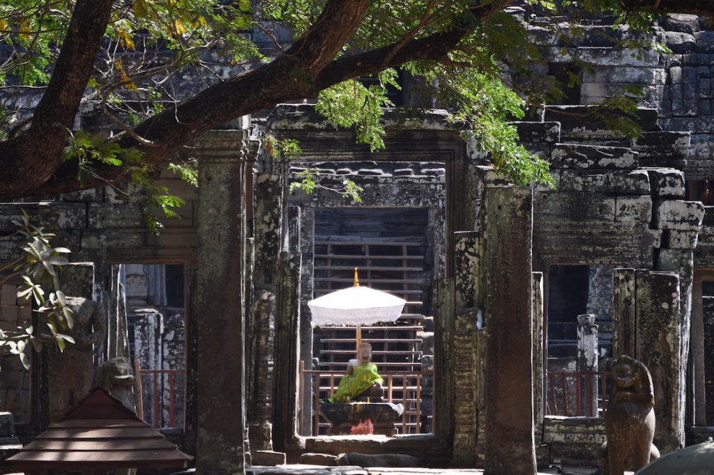 Khmer tempel, doorkijkje, boeddhistische decoratie, oude bomen,