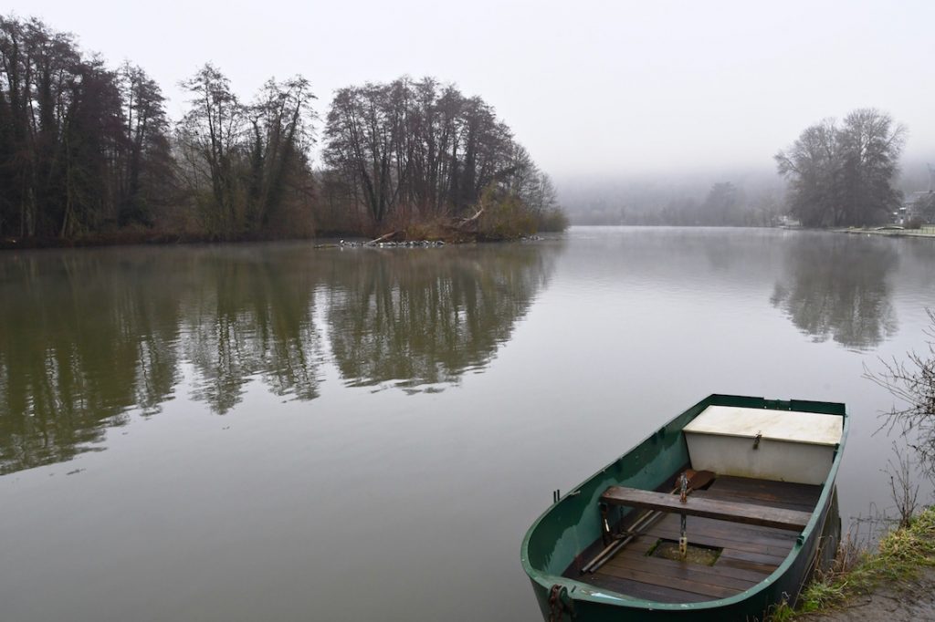 De Maas, rivier, ochtendnevel, bootje, reflectie, godinne, vlakbij Dinant, België